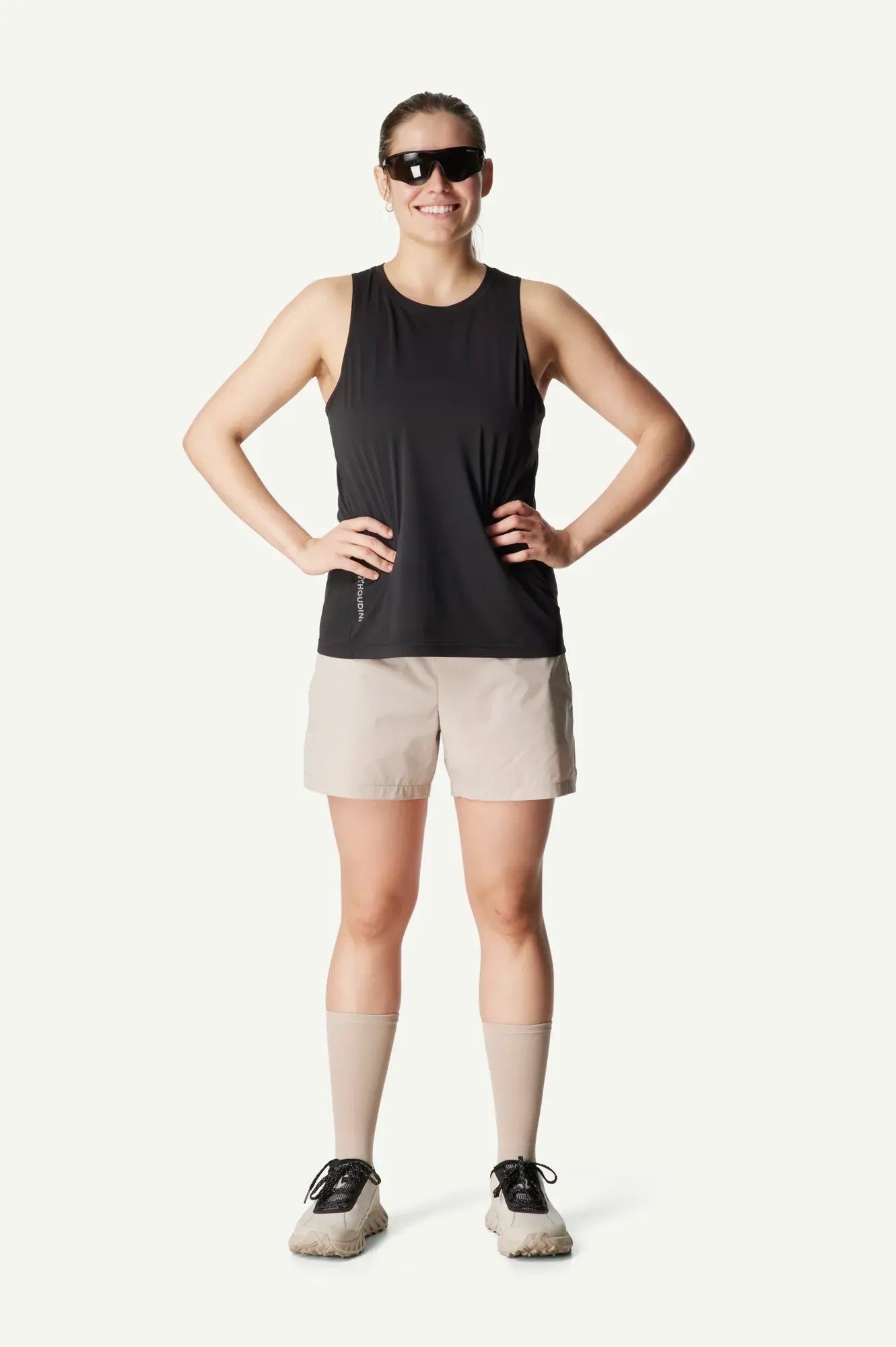 860017_H28_100_Women_Pace_Light_Shorts_greenish_gray_A112_c_low