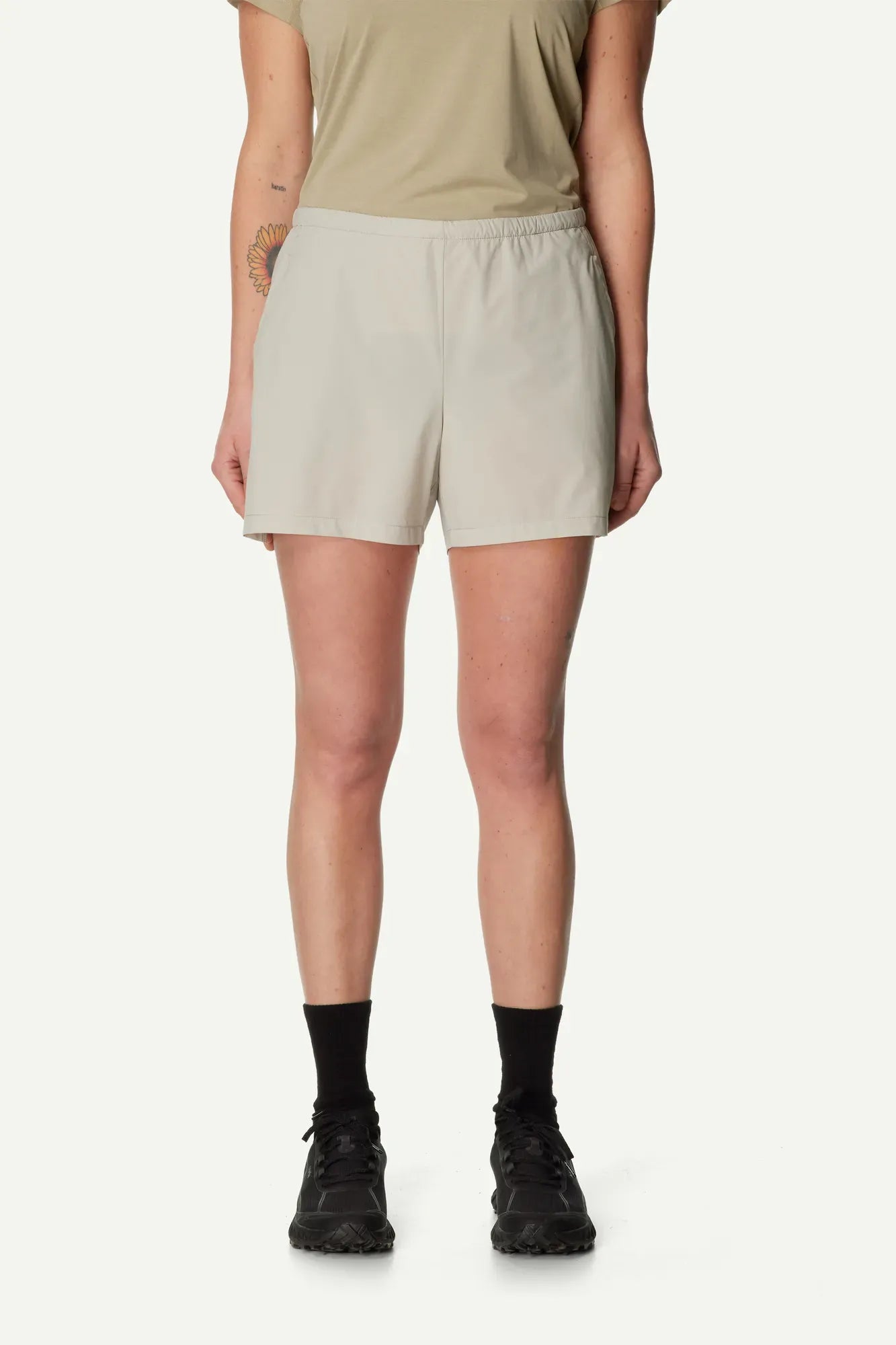 860017_H28_200_Women_Pace_Light_Shorts_greenish_gray_A100_c_low